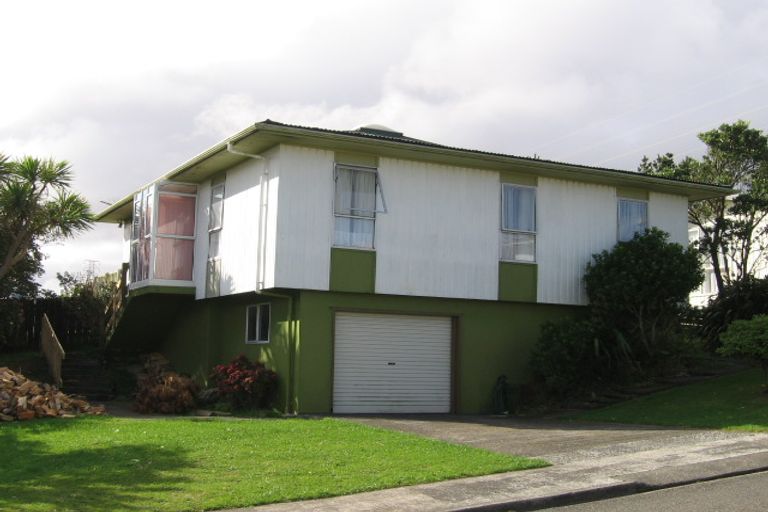 Photo of property in 16 Colchester Crescent, Newlands, Wellington, 6037