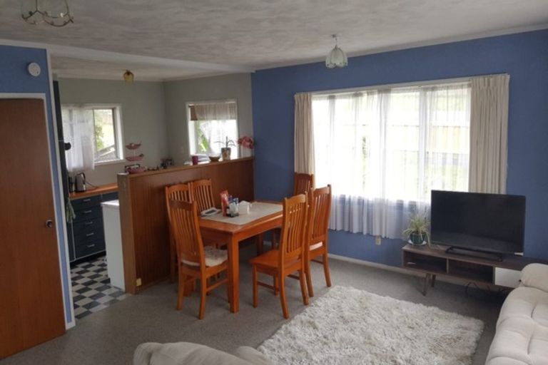 Photo of property in 2/5 Tirimoana Road, Te Atatu South, Auckland, 0602