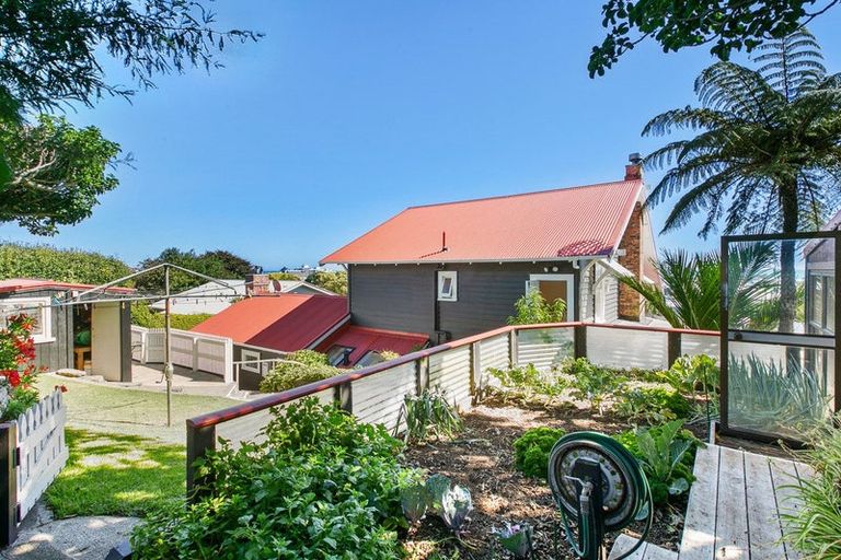 Photo of property in 124 Pendarves Street, New Plymouth, 4312