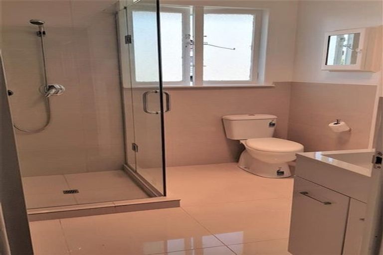 Photo of property in 1/166 Lake Road, Northcote, Auckland, 0627