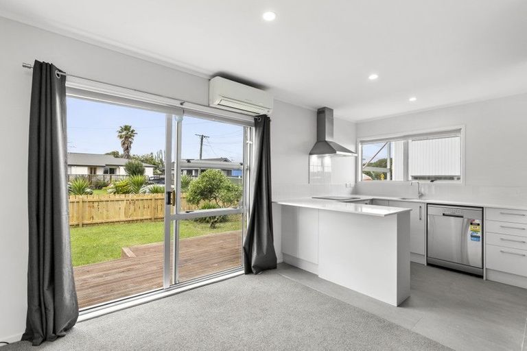 Photo of property in 1/322 Royal Road, Massey, Auckland, 0614