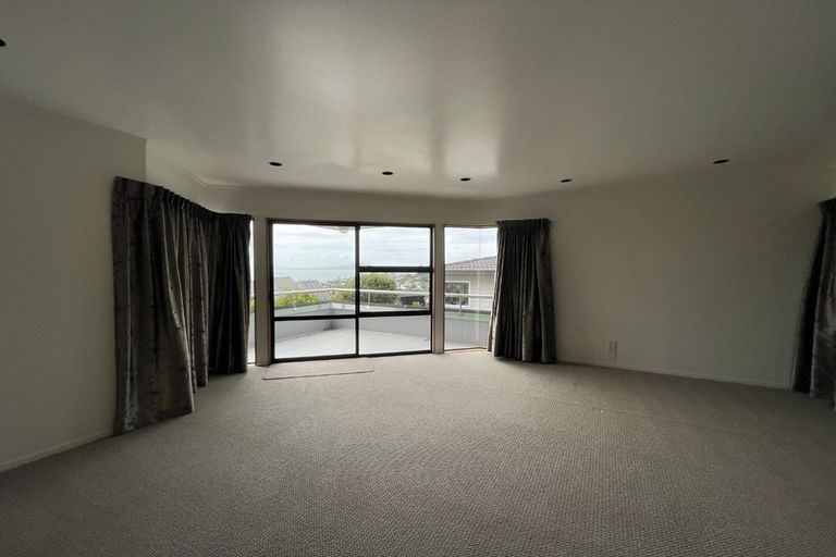 Photo of property in 1 Calypso Place, Rothesay Bay, Auckland, 0630