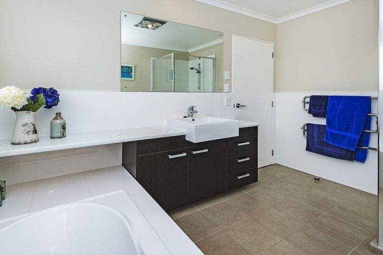 Photo of property in 19 Chateau Rise, Flat Bush, Auckland, 2016
