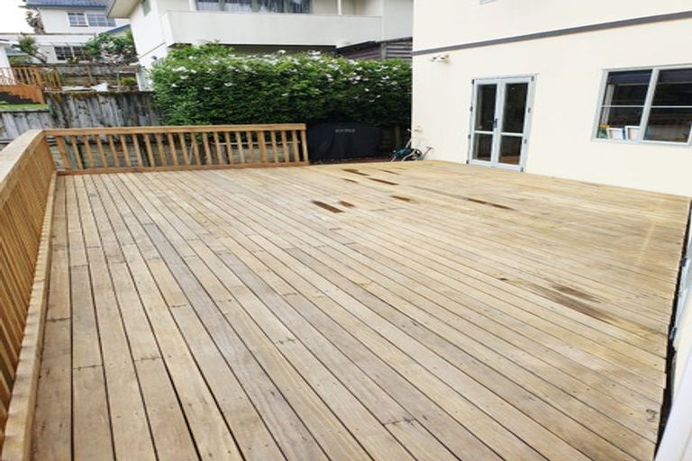 Photo of property in 15 Cayman Place, Unsworth Heights, Auckland, 0632