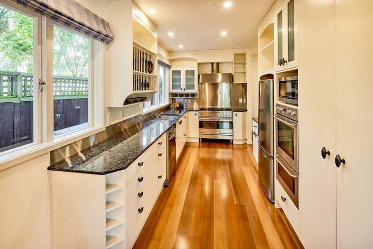 Photo of property in 2 Hautana Square, Woburn, Lower Hutt, 5010