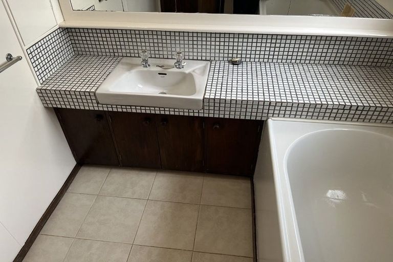 Photo of property in 24 Valley Road, Northcote, Auckland, 0626