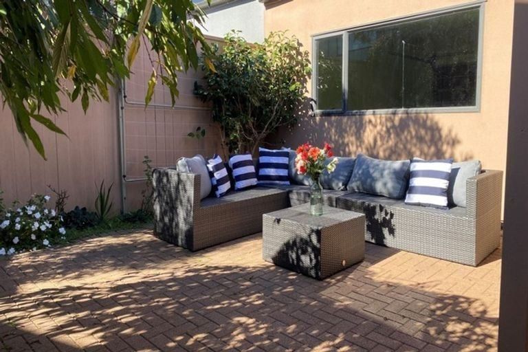 Photo of property in 16 Spalding Rise, Golflands, Auckland, 2013