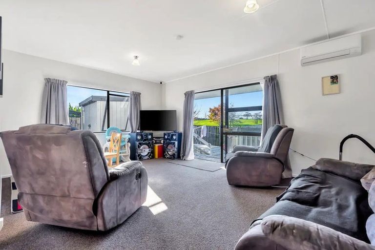 Photo of property in 16 Southview Place, Wattle Downs, Auckland, 2102