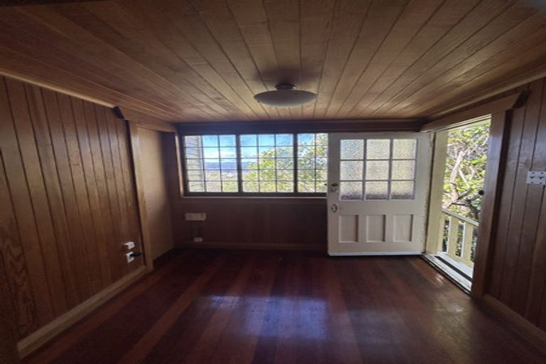 Photo of property in 100 Mortimer Terrace, Brooklyn, Wellington, 6021