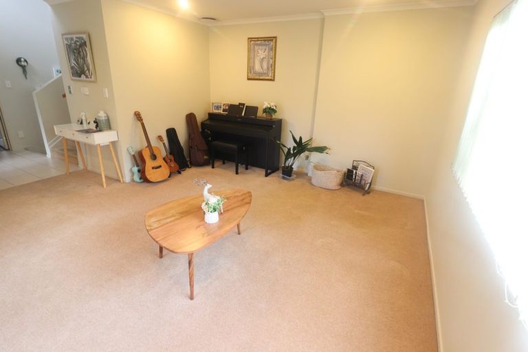 Photo of property in 16 Crimson Park, Oteha, Auckland, 0632