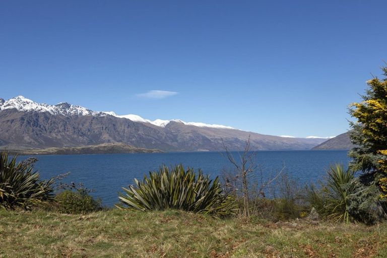 Photo of property in 72 Cedar Drive, Kelvin Heights, Queenstown, 9300