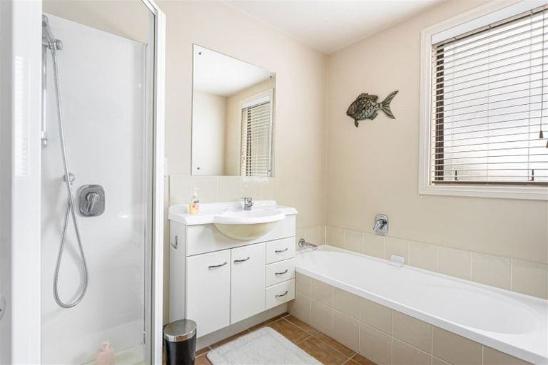 Photo of property in 4 View Ridge Drive, Ranui, Auckland, 0612