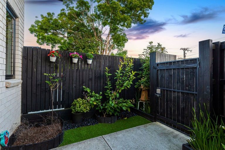 Photo of property in 2 Wharara Lane, Massey, Auckland, 0614