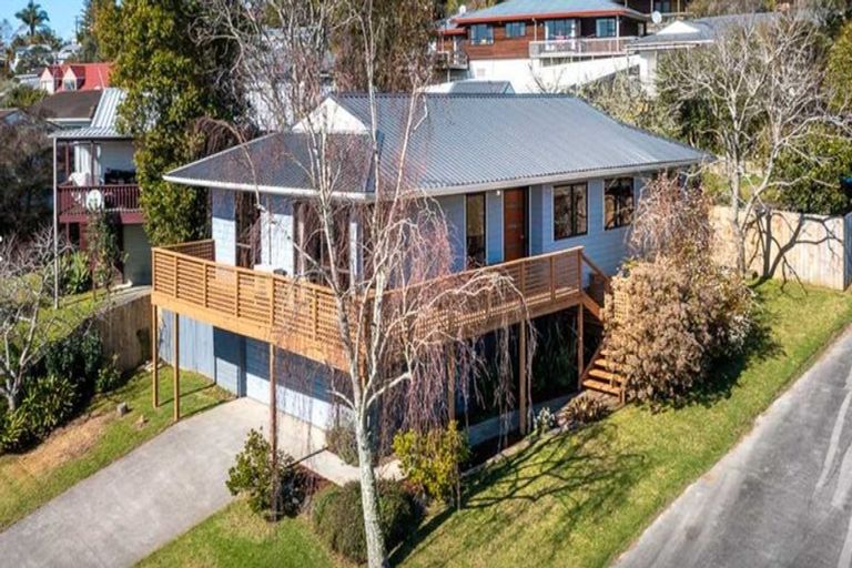 Photo of property in 73 Trias Road, Totara Vale, Auckland, 0629