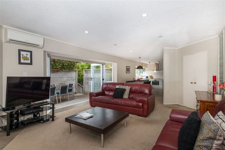 Photo of property in 1/39 Radiata Lane, Chatswood, Auckland, 0626