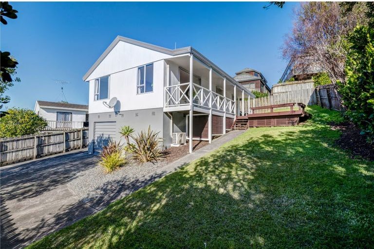 Photo of property in 2/26 Barbados Drive, Unsworth Heights, Auckland, 0632