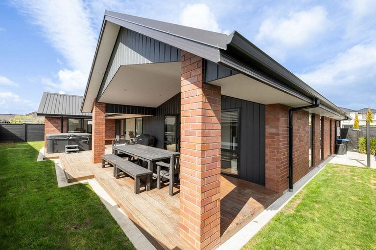 Photo of property in 22 Rose Leigh Drive, Cambridge, 3434