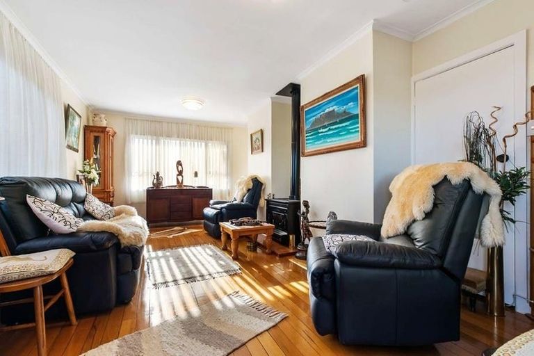 Photo of property in 1/81 Awaroa Road, Sunnyvale, Auckland, 0612