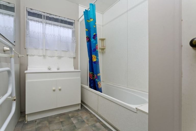 Photo of property in 2/15 Sunhaven Avenue, Glenfield, Auckland, 0629