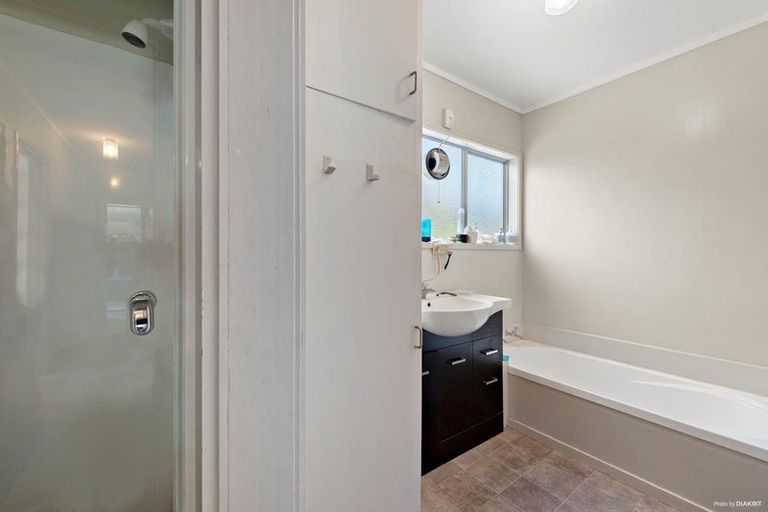 Photo of property in 4/23 Luckens Road, West Harbour, Auckland, 0618