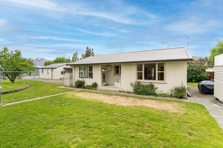 Photo of property in 8a Sutherland Road, Omarama, 9412