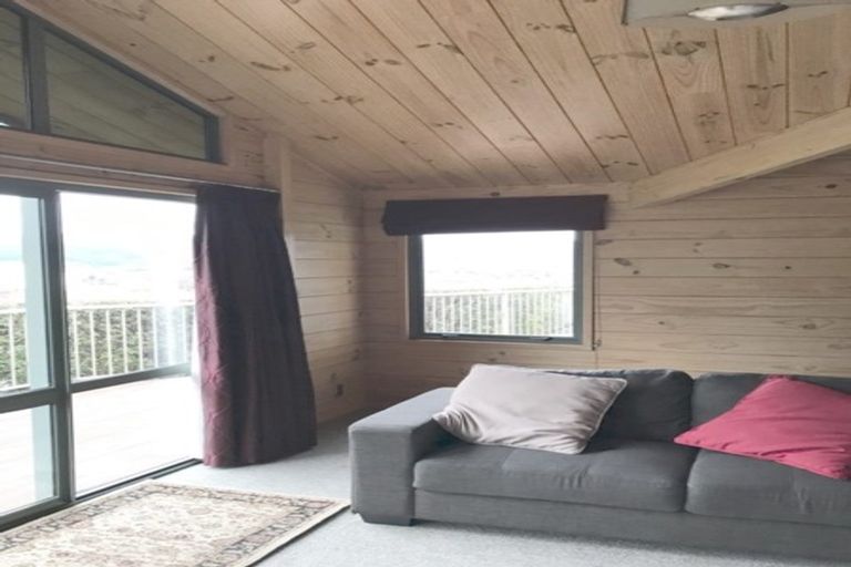 Photo of property in 8a Riverstone Drive, Riverstone Terraces, Upper Hutt, 5018