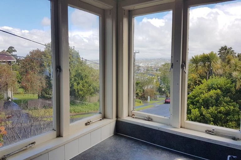 Photo of property in 204 East Coast Road, Forrest Hill, Auckland, 0620