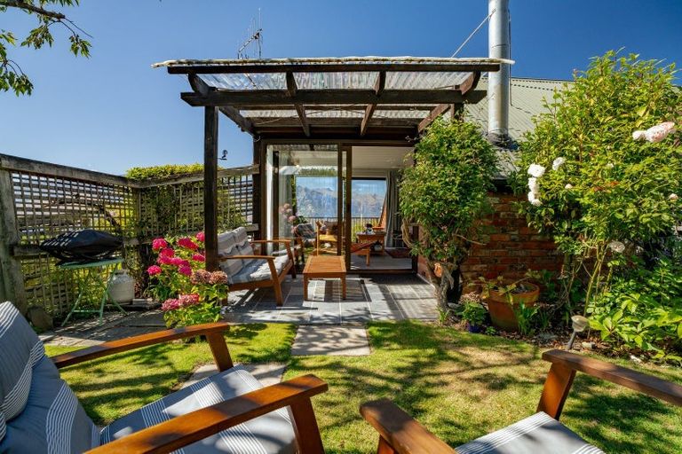 Photo of property in 7 Wynyard Crescent, Fernhill, Queenstown, 9300