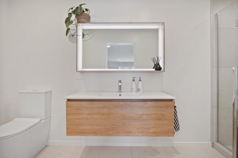 Photo of property in 16a Crispe Road, Clarks Beach, 2122