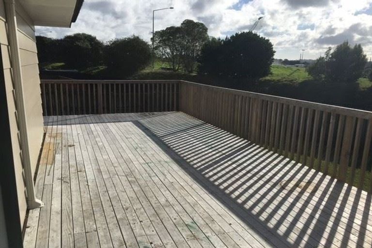 Photo of property in 15 Barbados Drive, Unsworth Heights, Auckland, 0632