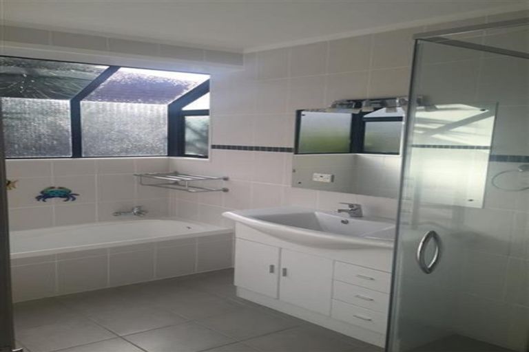 Photo of property in 21 Glucina Avenue, West Harbour, Auckland, 0618