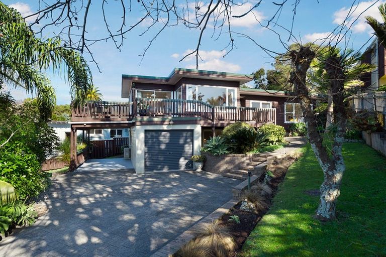Photo of property in 28 Manhattan Heights, Glendene, Auckland, 0602