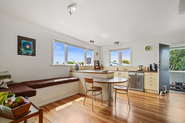 Photo of property in 6 Boler Place, New Lynn, Auckland, 0600