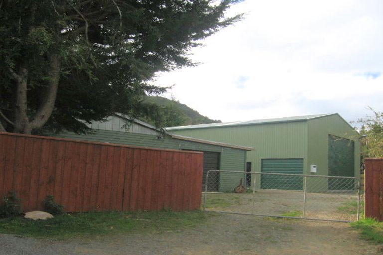 Photo of property in 117 Moores Valley Road, Wainuiomata, 5373