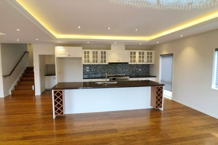 Photo of property in 8 Namsan Close, Fairview Heights, Auckland, 0632