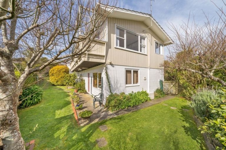 Photo of property in 4a Dowling Grove, Silverstream, Upper Hutt, 5019