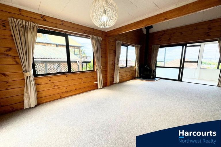 Photo of property in 6a Cambric Place, Botany Downs, Auckland, 2010