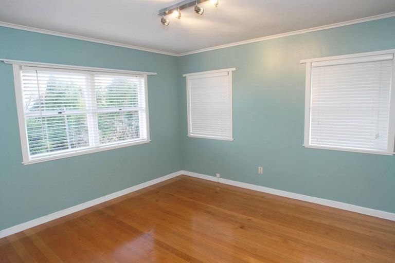 Photo of property in 296 East Coast Road, Forrest Hill, Auckland, 0620