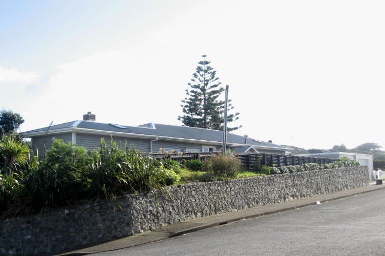 Photo of property in 15 Thornley Street, Titahi Bay, Porirua, 5022