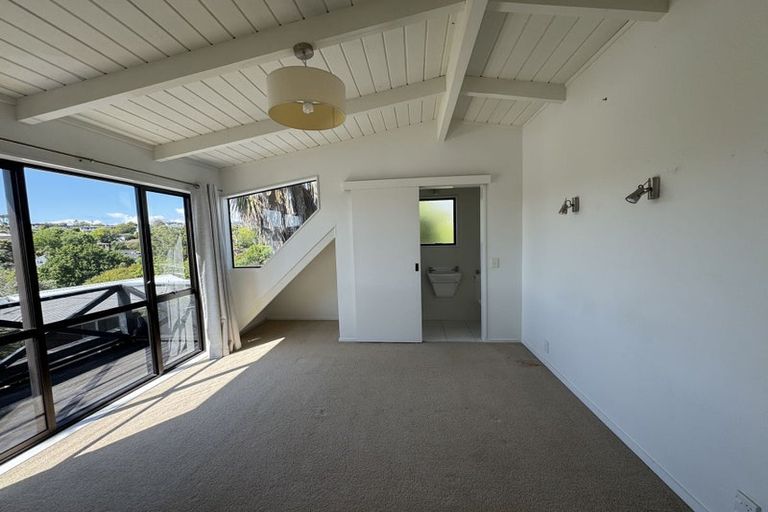 Photo of property in 2/31 Kiteroa Terrace, Rothesay Bay, Auckland, 0630