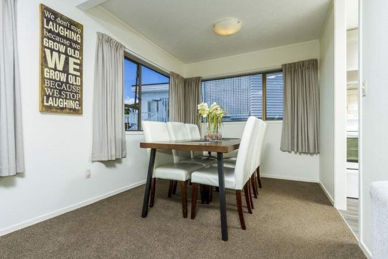 Photo of property in 1/5 Clematis Avenue, Murrays Bay, Auckland, 0630