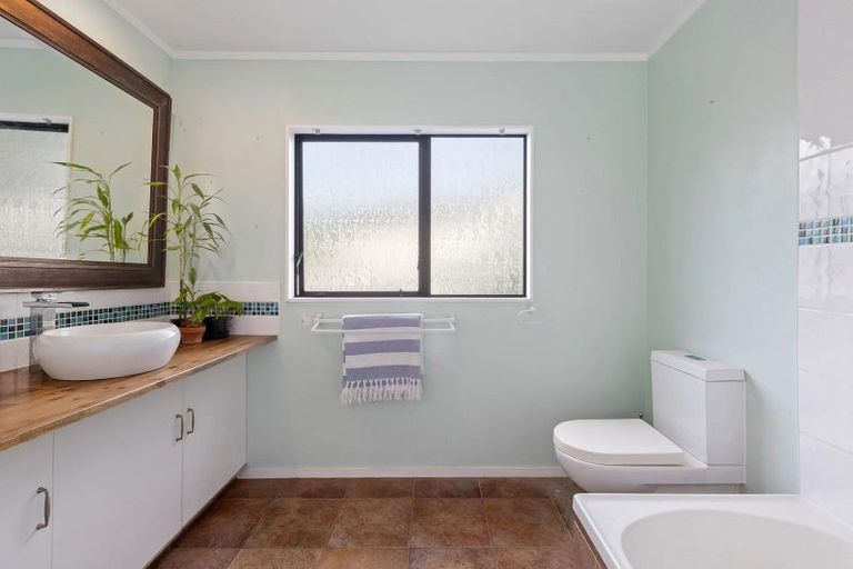 Photo of property in 2/26 Centorian Drive, Windsor Park, Auckland, 0632