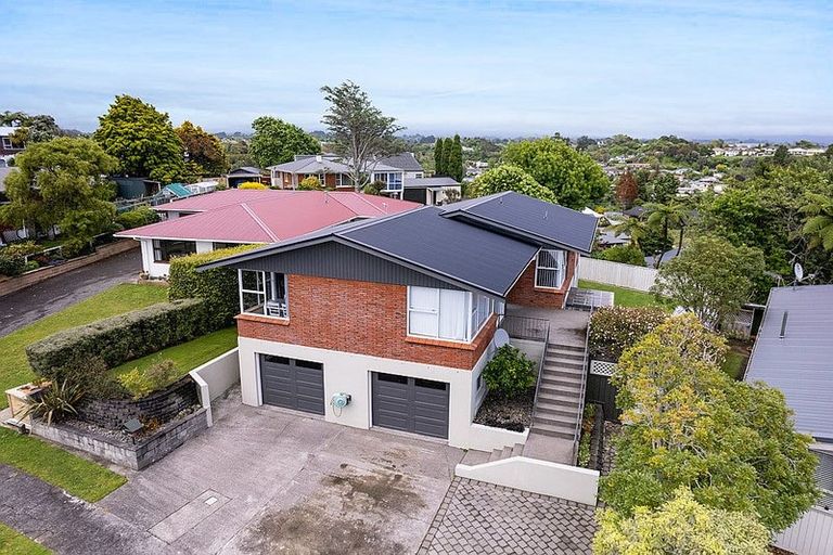 Photo of property in 14 Montana Place, Merrilands, New Plymouth, 4312