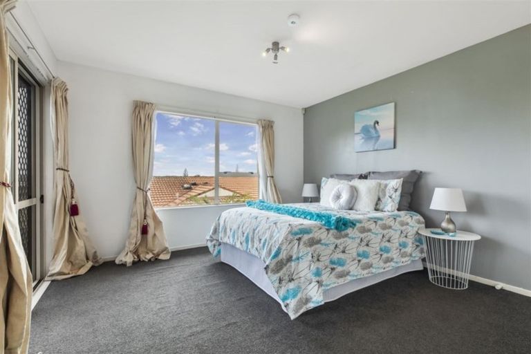 Photo of property in 2/55 Sungrove Rise, Sunnyvale, Auckland, 0612
