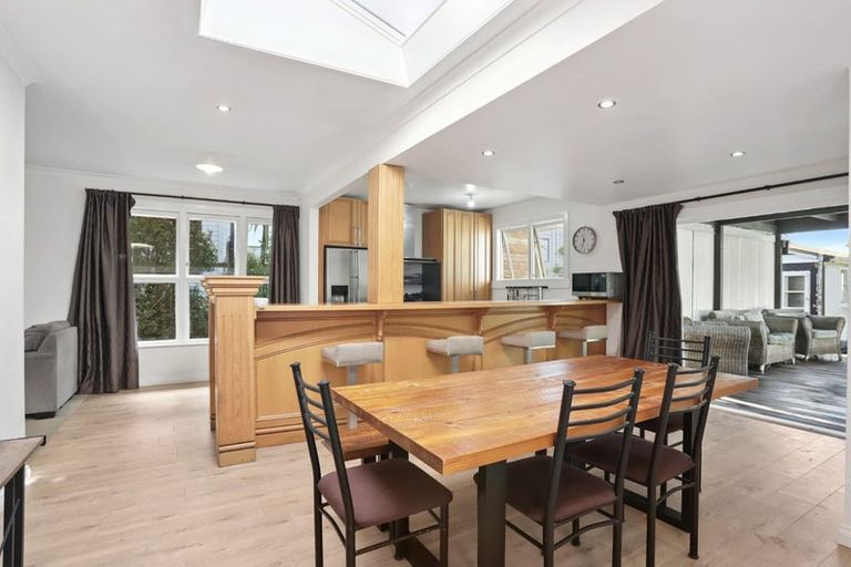 Photo of property in 15 Kingdale Road, Henderson, Auckland, 0610