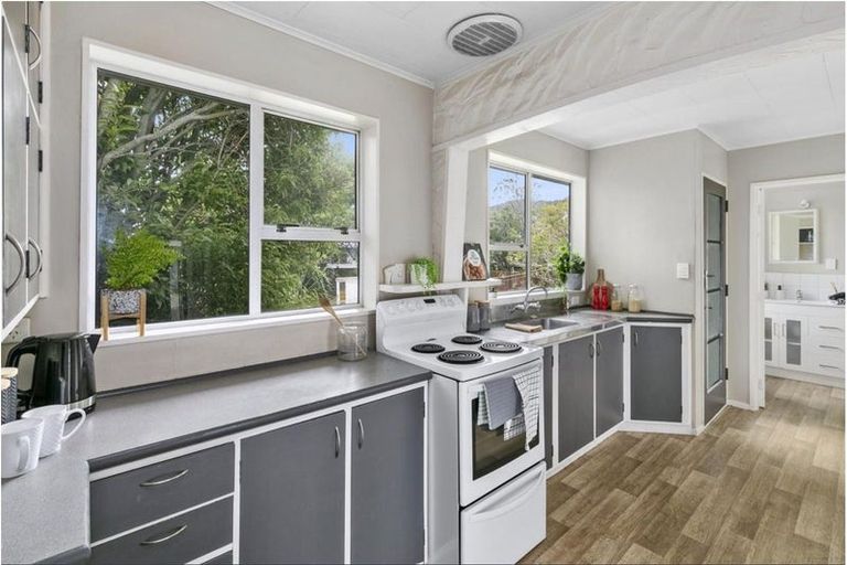 Photo of property in 307 Wellington Road, Wainuiomata, Lower Hutt, 5014