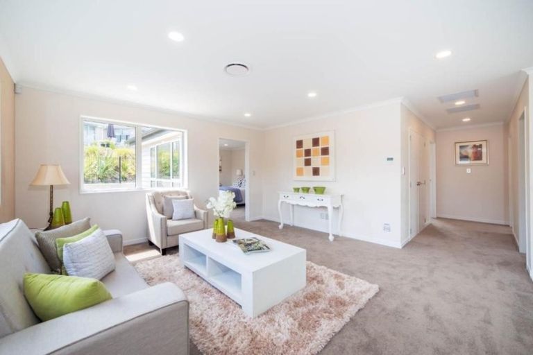 Photo of property in 22 Syd Grant Crescent, Orewa, 0931