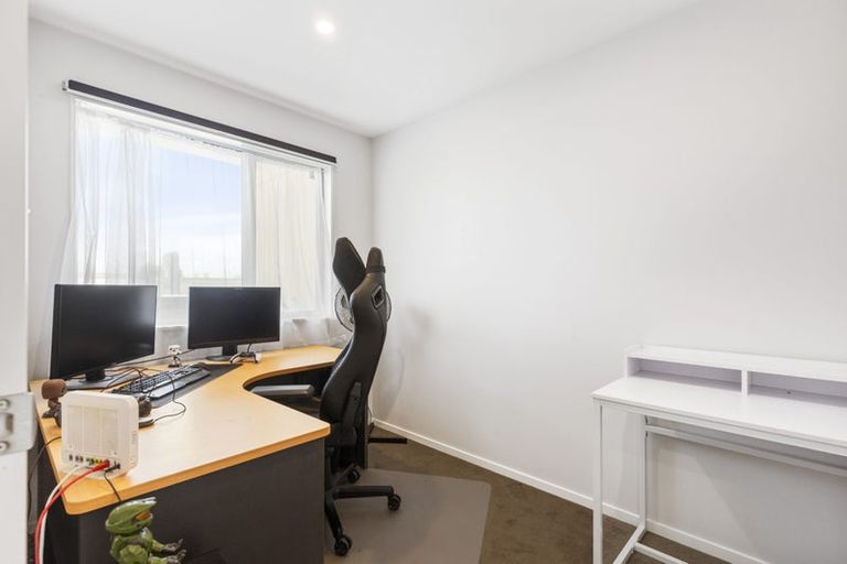 Photo of property in 5/11 Ray Small Drive, Papakura, 2110