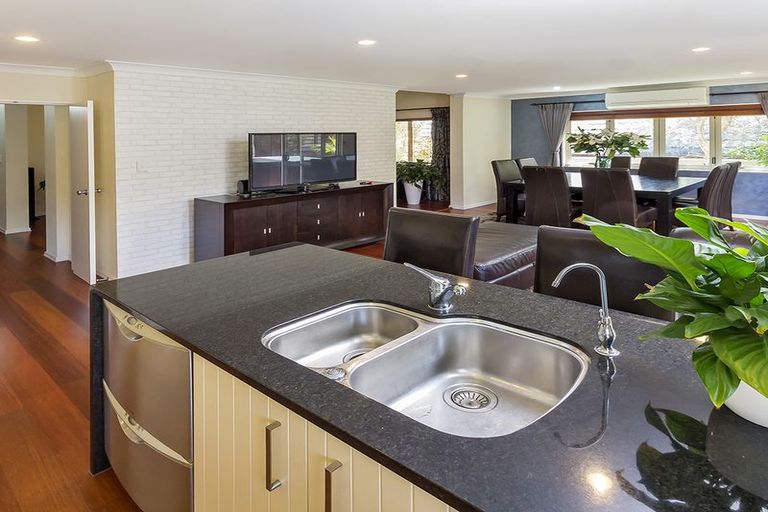 Photo of property in 16 Brooke Ridge Rise, East Tamaki Heights, Auckland, 2016