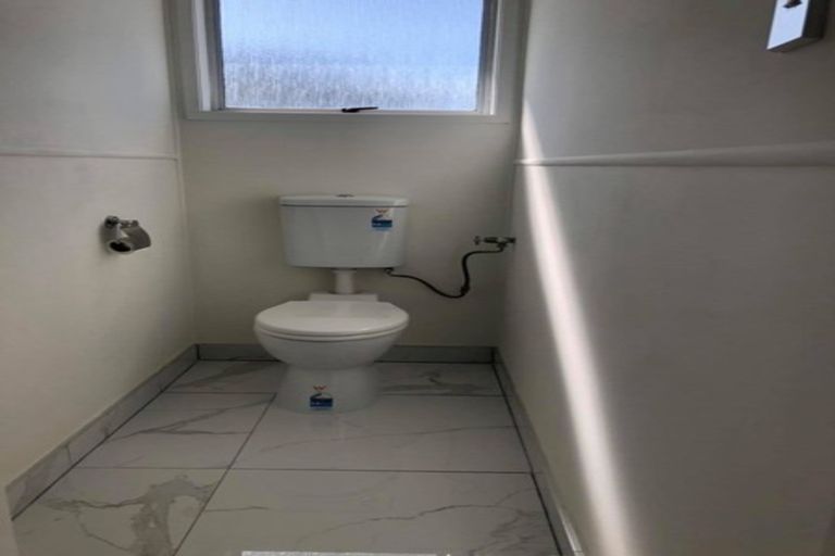 Photo of property in 1/84 Greenslade Crescent, Northcote, Auckland, 0627